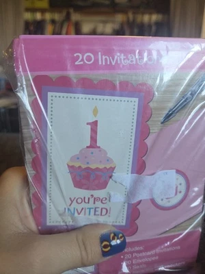 Приглашения на вечеринку на 1-й день рождения Sweet Little Cupcake Girl Pink Lil' с конвертами - Изображение 1 из 4