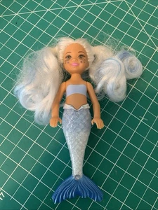 Barbie Color Reveal Sirena Chelsea Bambola Argento Capelli Blu Coda Kelly - Foto 1 di 14