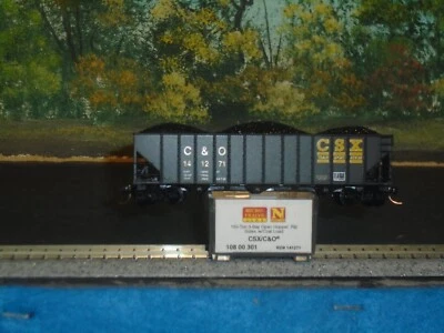MICRO-TRAINS N SCALE  #108 00 030 100 TON 3 BAY OPEN HOPPER w/LOAD CSX #141271 - Image 1 of 4