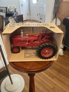 ERTL 1986 Farmall “H” Die-Cast Model Tractor 1:16 Scale New W/Box - Picture 1 of 5