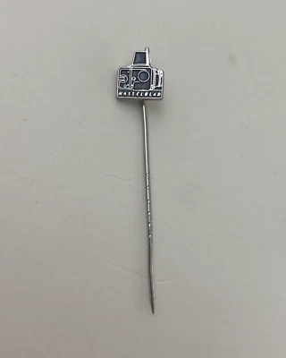 Bonito prendedor de palo vintage de metal y esmalte negro para cámara Hasselblad Foto 1 de 3