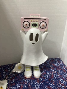Ghost Holding Musical Boombox "Plays a Tune" - Halloween Deko - LED - NEU - Bild 1 von 5
