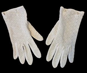 Small White Lace Ladies' Gloves Vintage 1950s AS IS Missing 1 Button - Picture 1 of 9