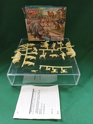VTG AIRFIX ZOO ANIMALS NO.1 - HO-00 BLUE BOX IN SPRUE 21 PIECES ENGLAND  - Image 1 of 4