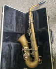 Bundy Alto Saxophone With Neck   Conn Mouthpiece Gold Epoxy Finish