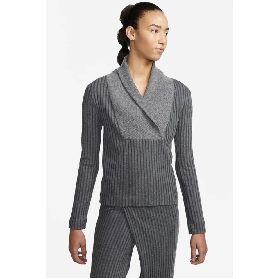 Suéter Top Nike Yoga Cuello Chal Acanalado Para Mujer Talla M Gris Manga Larga Foto 1 de 4