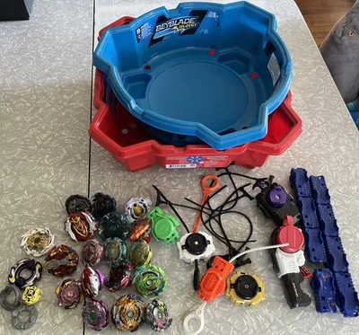 Lote de 17 Beyblade con varios lanzadores Rippers y 2 estadios Foto 1 de 4