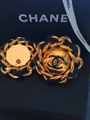 Auténtico pendiente Chanel único icónico envuelto en cuero con logotipo CC Foto 1 de 4