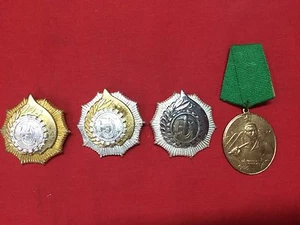ALBANIA SET MEDAGLIA LAVORO + ORDINI 1 2 3 CLASSE MEDAGLIE ALBANESI LAVORO 1945 1990 - Foto 1 di 5