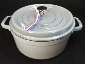 STAUB Ghisa 4 Qt Rotondo COCOTTE FORNO OLANDESE - Grigio Grafite - Francia NUOVO - Foto 1 di 5
