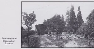 2004  --  ELEVES DE L ECOLE DE CHASSENEUIL SUR BONNIEURE  AVANT GUERRE  3E217 - Imagen 1 de 1