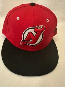 Gorra New Jersey Devils roja negra ajustada billete plano NHL 59FIFTY talla 7 3/4 - Imagen 1 de 10