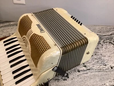 Acordeón Camerano vintage perla marfil M685/688 con estuche rígido Foto 1 de 4
