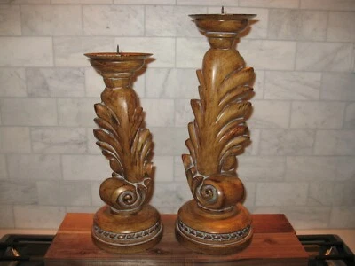 Juego de 2 candelabros de madera tallada en el campo francés Foto 1 de 4