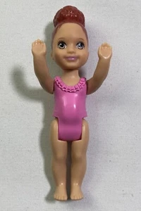 Mattel Barbie Turnerin Kelly Kid Puppe in rosa Trikot rote Haare Dutt graue Augen 2018 - Bild 1 von 11