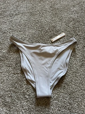 Parte inferior de bikini Skims reciclada de natación de cobertura media cromada mediana Foto 1 de 3