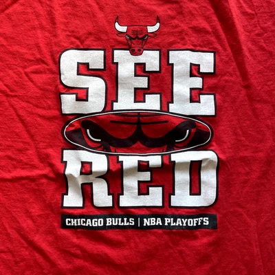 Camiseta Promocional Baloncesto Playoffs Chicago Bulls Fans NBA Hombres VER ROJO Talla XL Foto 1 de 4