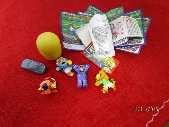 Ü-Ei Figuren + Beipackzettel - 4 Figuren + Auto + 3 Hanuta Aufkleber   /S108  - Bild 1 von 1