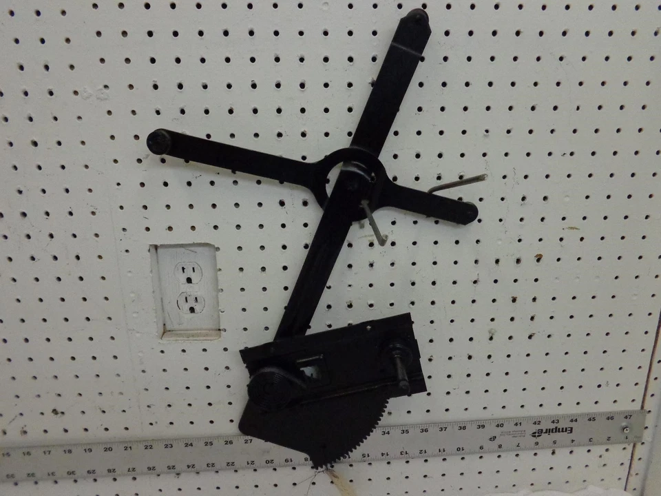 Regulador de ventana de puerta manual delantera izquierda Chevy GMC C10 C20 C30 OEM  Foto 1 de 1