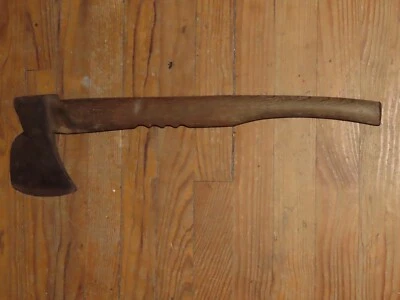 OUTIL ANCIEN - HACHE  estampillée MONIN AUTUN manche sculté pour la main - Photo 1/4