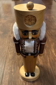 VINTAGE ERZGEBIRGISCHE VOLKSKUNST GERMAN NUTCRACKER NATURAL KING - Picture 1 of 5