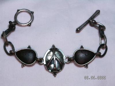 ...LUCKY BRAND...Brazalete palanca signo paz tono plata, madera, Lucite... Foto 1 de 4