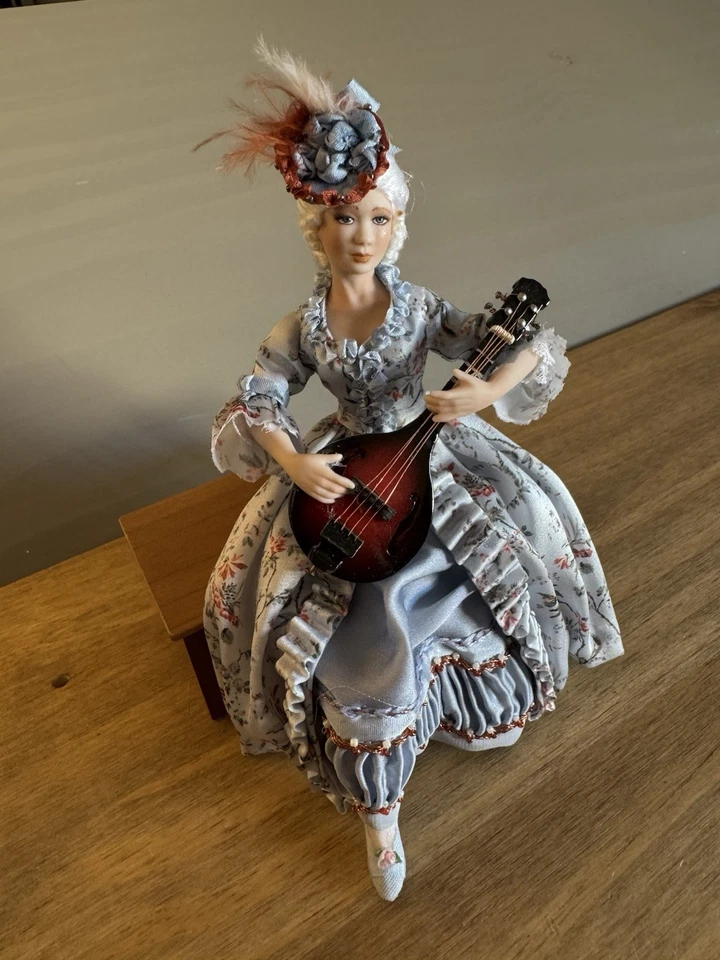 Elegante muñeca artística escala 1:12 - músico sentado en vestido estilo rococó con mandolina Foto 1 de 4