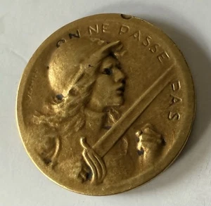 1916 BATTLE OF VERDUN WWI FRANCE THEY SHALL NOT PASS BRONZE MEDAL /COIN - Picture 1 of 4