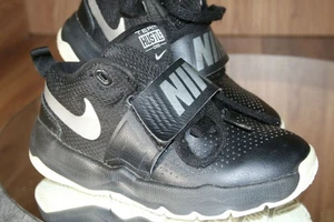 Kids 11C Basketball Shoes Nike Team Hustle 881942-001 Black EU28 D 8 EUC - Picture 1 of 10