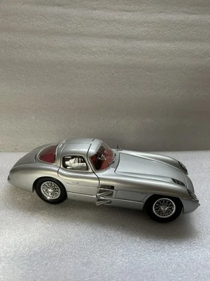 "Coche diecast MAISTO 1955 Mercedes-Benz 300 SLR escala 1:18 plateado 9"" de largo" Foto 1 de 4