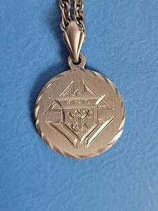 Dije colgante con emblema de caballeros de Colón de peltre con cadena tono plata de 18" - Imagen 1 de 7