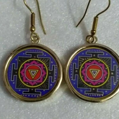 Par de pendientes hechos a mano de la diosa Kali Yantra con marco de vidrio de latón amarillo. Foto 1 de 4