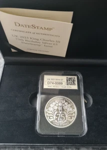 Großbritannien 2023 King Charles III 75. GEBURTSTAG SILBER £5 MÜNZE Datum Briefmarkenausgabe - Bild 1 von 3