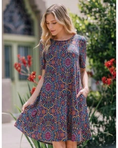 Vestido swing con bolsillos All Things colorido manga corta estampado - Imagen 1 de 1