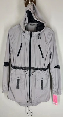 NUEVA Chaqueta Cortavientos Betsey Johnson XS Gris Plateado Negra Longitud Media Nueva con Etiquetas $95 Foto 1 de 4