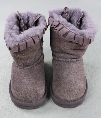 Botas UGG para niñas pequeñas talla 6 Bailey Bow púrpura gamuza piel de oveja forradas Foto 1 de 4