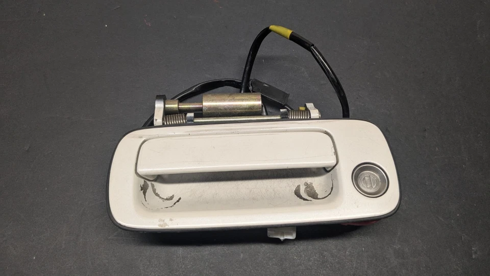 Ручка передней внешней двери со стороны водителя для Lexus LS400 1995-2000 годов выпуска БЕЛАЯ (ОРИГИНАЛЬНАЯ) NO16 - Изображение 1 из 4