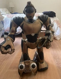 Extremadamente Raro WowWee Robosapien V2 Humanoide Raro Robot de Bronce Recableado - Imagen 1 de 4