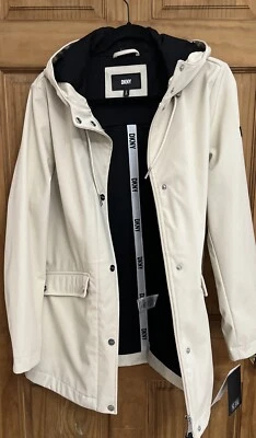 Chaqueta para mujer DKNY Donna Karan New York plateada con capucha resistente al agua Foto 1 de 4