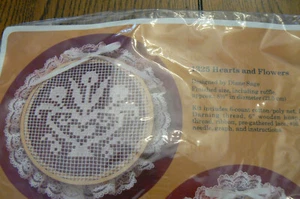 Creative Circle Kit #1325 Hearts and Flowers Hoop Lace Wall Hanging NIP  - Picture 1 of 3
