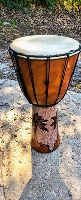 Tambor Djembe estilo africano tallado a mano - cuerda afinada, cabeza de piel de cabra, 20" de alto Foto 1 de 4