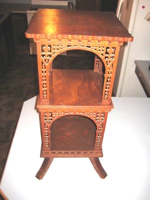 Antiguo soporte de mesa victoriano antiguo trabajo con traste de desplazamiento de roble de tres niveles Foto 1 de 4