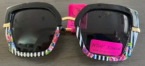 GAFAS DE SOL BETSEY JOHNSON CUADRADAS NEGRAS-NEGRAS RAYAS FLORES ACENTO DORADO NUEVAS CON ETIQUETAS - Imagen 1 de 4