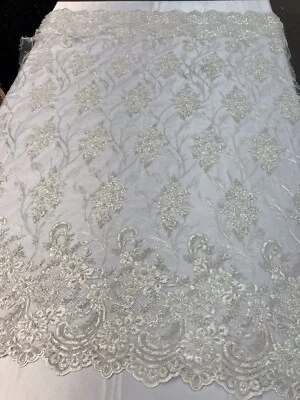 DISEÑO DE VID CON CUENTAS A MANO MARFIL CON FLORES BORDADAS SOBRE MALLA ENCAJE-1 YARDA. Foto 1 de 4