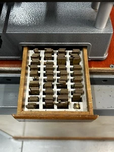 35-019 JUEGO DE FUENTES Y CAJÓN DE LATÓN BLOQUE CONDENSADO PARA UN NUEVO GRABADOR HERMES 151 PIEZAS - Imagen 1 de 18