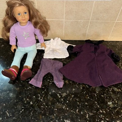 美国女孩娃娃 - 2007 年度女孩尼基卷发 - 已停产 — 第 1/4 张图片