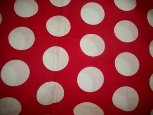 Rot mit großen weißen Polkas Punkten. Baumwollstoff. 1/2 Yard. 44" breit - Bild 1 von 2