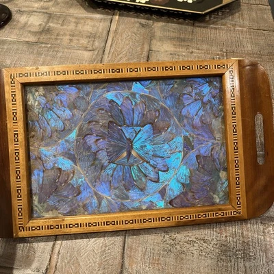 Bandeja de madera con incrustaciones vintage con mosaico de ala de mariposa Morpho azul debajo del vidrio/Brasil Foto 1 de 4