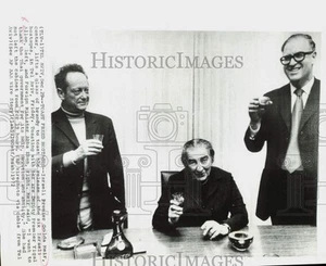 1972 Press Photo Israeli Premier Golda Meir & Others Toast Freed Hostages - Picture 1 of 2