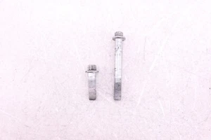 2016 11-17 HARLEY DAVIDSON DYNA STREET BOB OEM FRONT BRAKER CALIPE MOUNT BOLT U9 - Picture 1 of 3